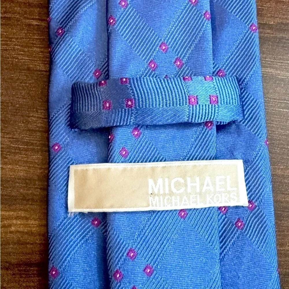 Elegant MICHAEL KORS 100% Silk Blue Jacquard Necktie Like New